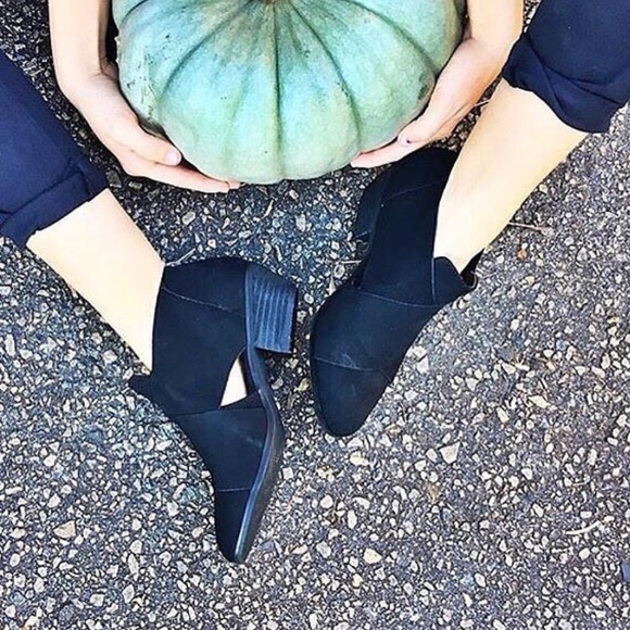 Black Leather Side Cut Out Chic Bootie - Picture 2 of 6